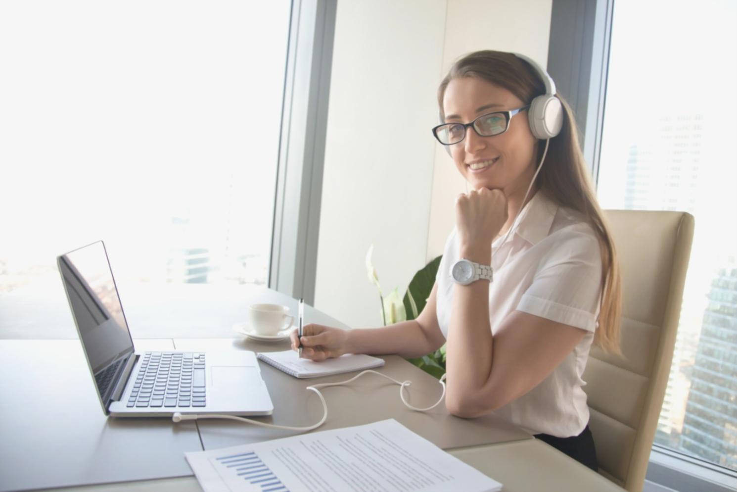 Estudiante trabajando en análisis de ratios financieros