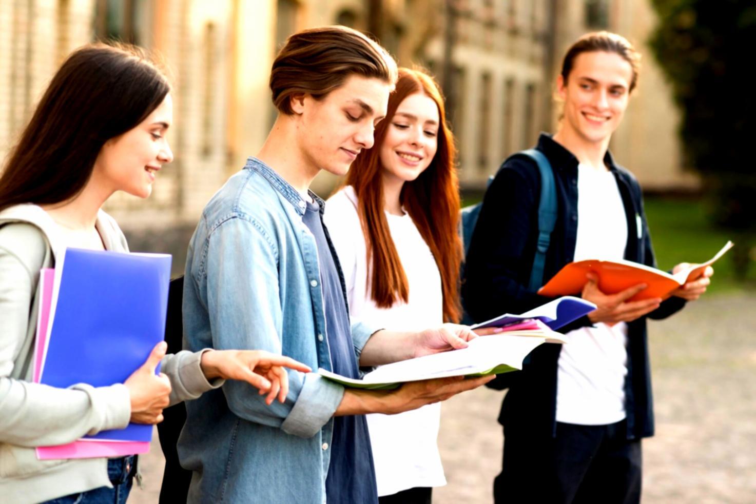 Espacio de trabajo colaborativo donde estudiantes aprenden análisis financiero